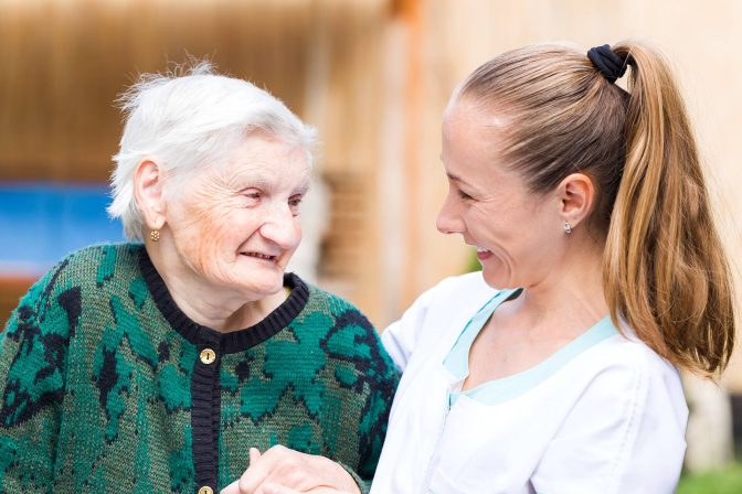 Wie sieht die Pflege der demenzkranken Senioren aus?